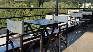 Outdoor seating with tables and chairs labeled "La Olivia Hotel Boutique & Spa" and "Stella Artois." - La Olivia Hotel Boutique & Spa (La Falda)