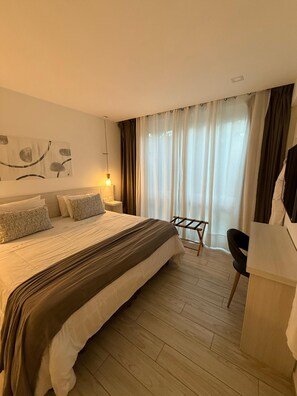 Luxe beddengoed, donsdekens, een kluis op de kamer