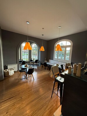 Een 32-inch smart-tv met kabelzenders, Netflix en een mp3-dock