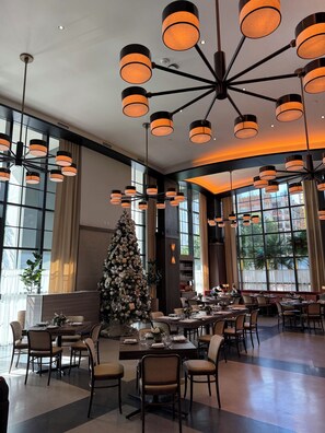 Dining - Stunning brand new 3-bedroom condo in Downtown Miami with spectacular Bay Views! (Miami)