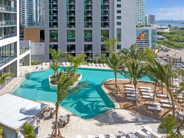 Pool - Stunning brand new 3-bedroom condo in Downtown Miami with spectacular Bay Views! (Miami)
