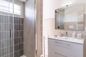 Shower, hair dryer, bidet, towels