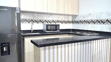 Refrigerador, microondas, parrilla de estufa y utensilios de cocina