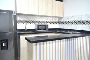 Jääkaappi, mikroaaltouuni, liesi, keittoastiat/astiat/ruokailuvälineet