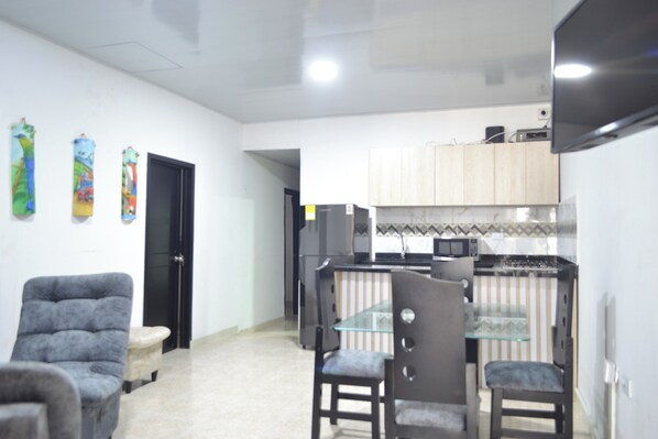 Jääkaappi, mikroaaltouuni, liesi, keittoastiat/astiat/ruokailuvälineet