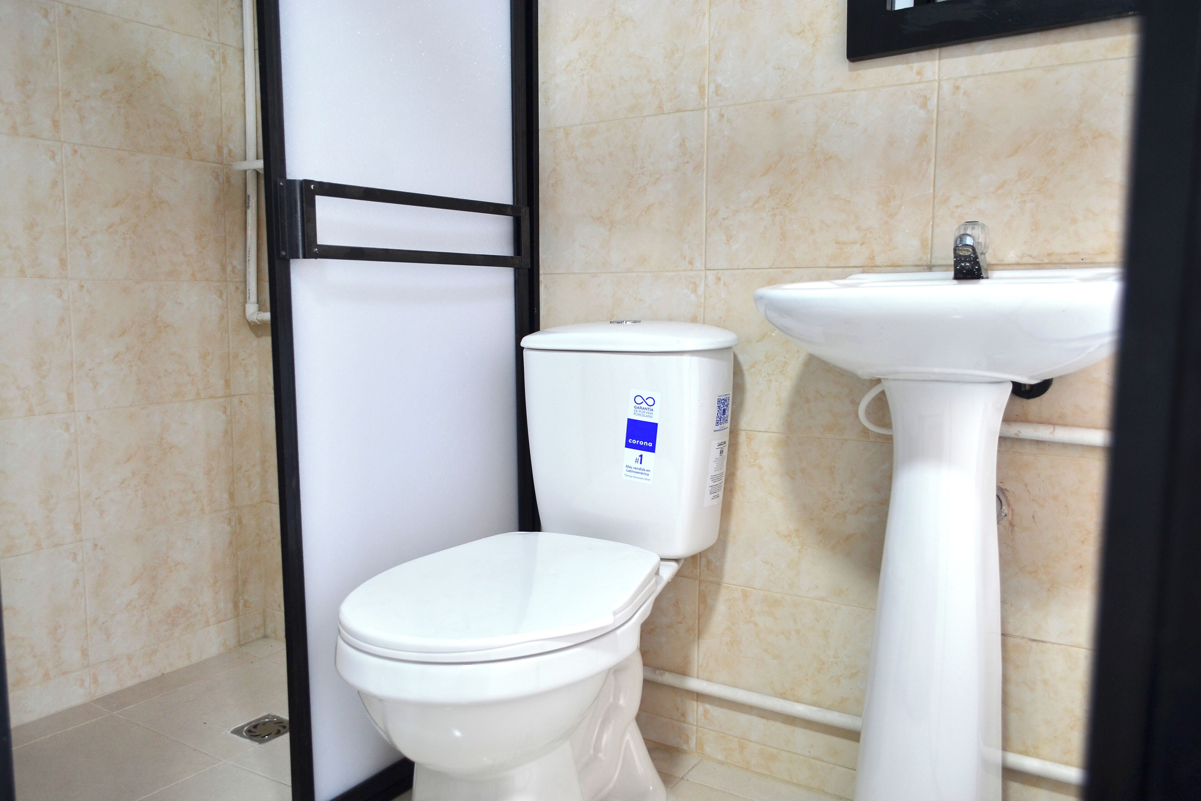 Une salle de bain avec des toilettes et un lavabo.