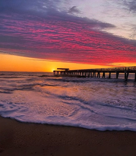 Charming 3-bedroom condo with Ocean View on Tybee Island! Pets allowed!
