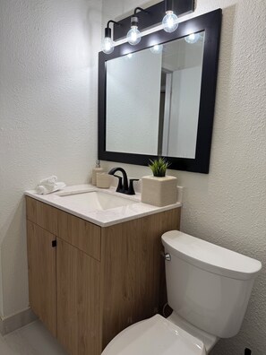 Hair dryer, towels, soap, toilet paper - Charming 2-bedroom house in beautiful Austin with WiFi and AC (Austin)