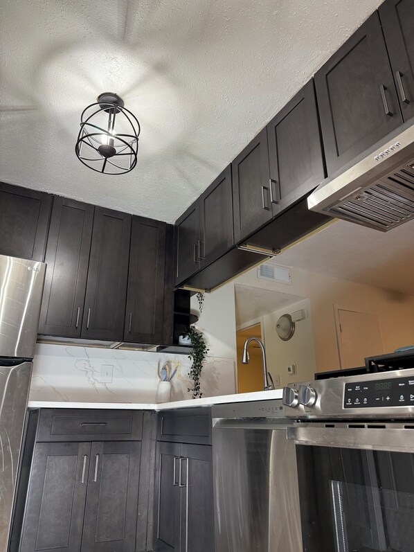 Mikrobølgeovn, ovn, kokeplater og oppvaskmaskin