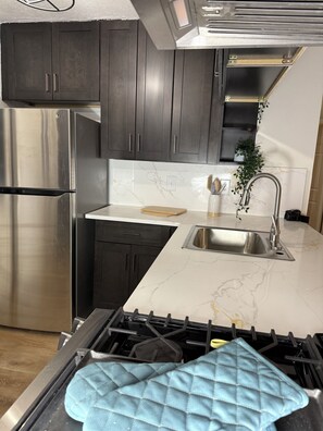 Microwave, oven, stovetop, dishwasher - Charming 2-bedroom house in beautiful Austin with WiFi and AC (Austin)