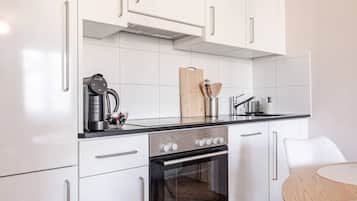 Kühlschrank, Ofen, Geschirrspüler, Wasserkocher mit Kaffee-/Teezubehör