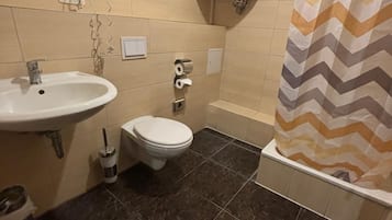 Habitación doble, vista a la ciudad | Baño | Regadera, secadora de cabello, toallas, jabón