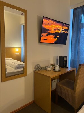 Double Room, City View | In-room dining