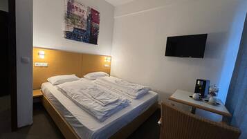 Doppelzimmer, Stadtblick | Schreibtisch, laptopgeeigneter Arbeitsplatz, VerdunkelungsvorhÀnge