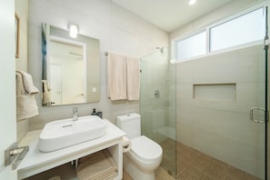 Douche, serviettes fournies, papier toilette