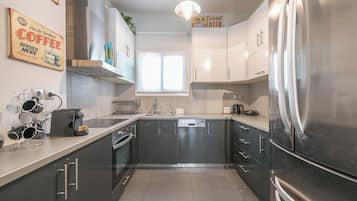 Fridge, oven, stovetop, dishwasher
