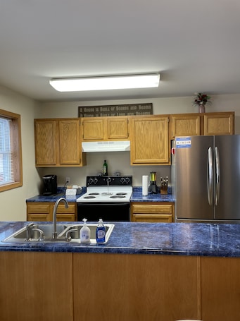 Refrigerador, microondas, horno y parrilla de estufa . Charming 1-bedroom apartment in wonderful Clarion with WiFi, AC