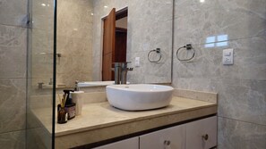 Douche, serviettes fournies, savon, papier toilette