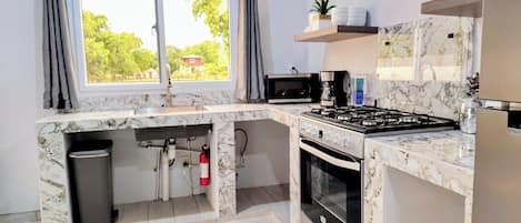 Réfrigérateur, four à micro-ondes, surface de cuisson, cafetiÚre-théiÚre