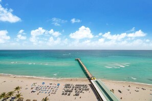 Na praia, espreguiçadeiras