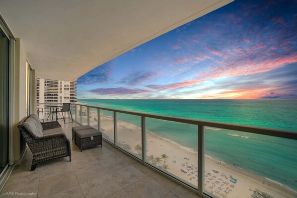 Appartement, 2 queensize bedden, balkon, uitzicht op oceaan (Balcony on the Ocean) | Terrein van de accommodatie