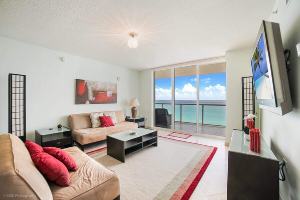 Condo, 2 grands lits, balcon, vue sur l’océan (Balcony on the Ocean) | Aire de séjour | Téléviseur à écran plat de 50 po avec télévision numérique