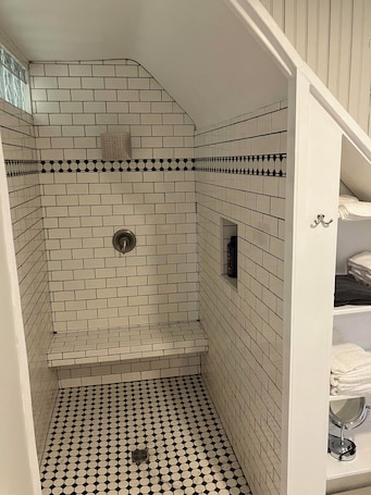 Shower, hair dryer, towels, soap. Art Pennington 4-bedroom house with WiFi in Cedar Rapids NewBo / Czech Village