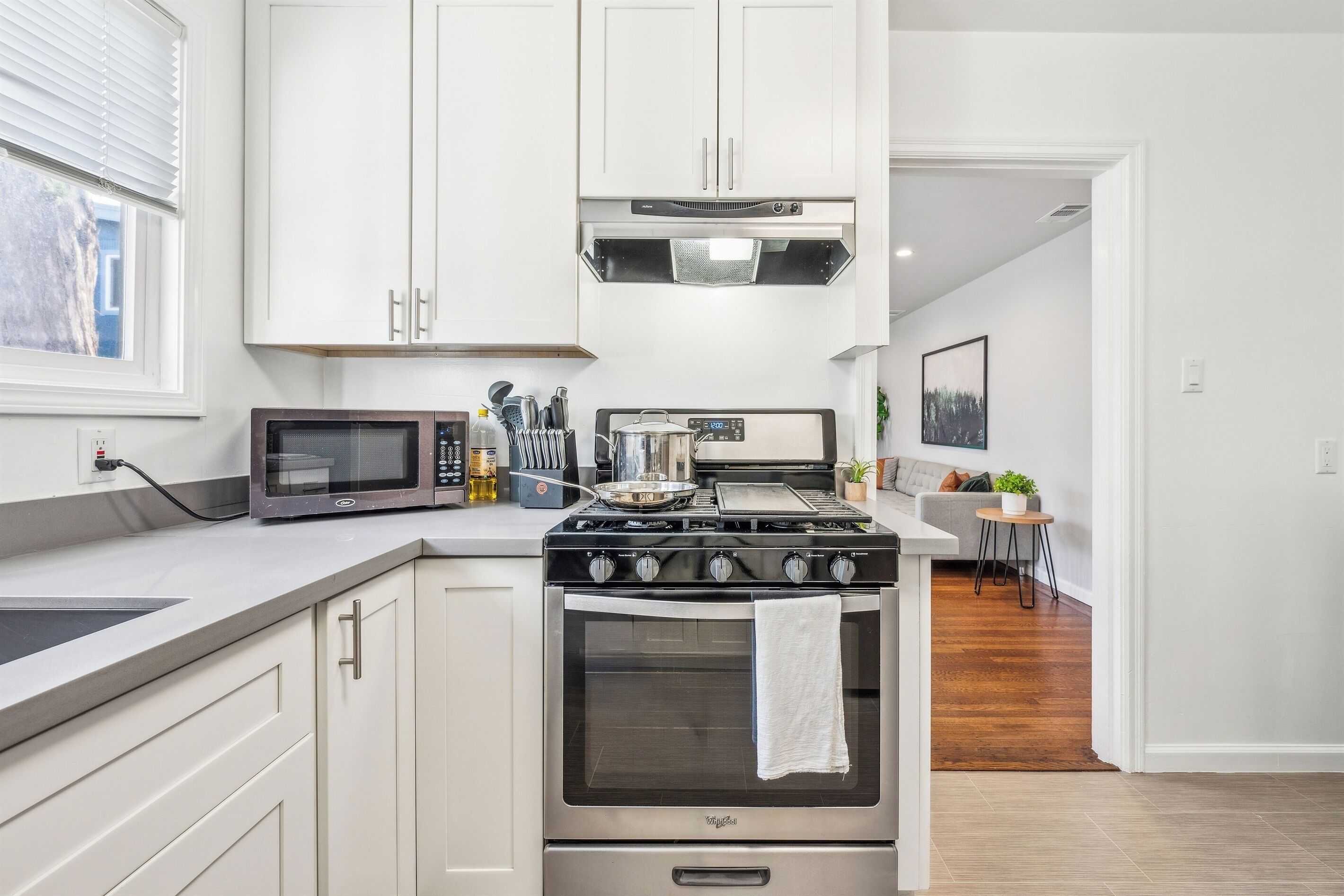 Réfrigérateur, four à micro-ondes, un four, surface de cuisson