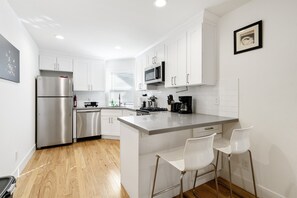 Fridge, microwave, oven, stovetop - Spacious 5 BED w/KING nr Downtown/Hospital/Beach (Alameda)