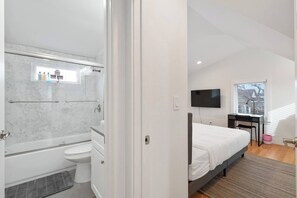 Sèche-cheveux, serviettes fournies