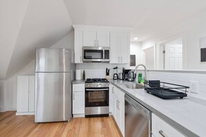 Fridge, microwave, oven, stovetop - <4 BED > Quiet 3BR Nr Downtown/Food/Ferry (Alameda)