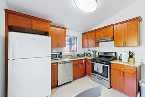 Een koelkast, een microgolfoven, een oven, een kookplaat