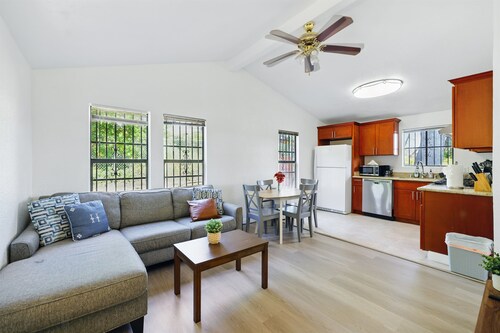 Private 2-Bedroom Retreat with Separate Entrance