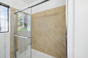 Douche, séchoir à cheveux, serviettes fournies
