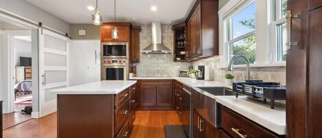 ثلاجة، ميكروويف، فرن، موقد طهي مسطح