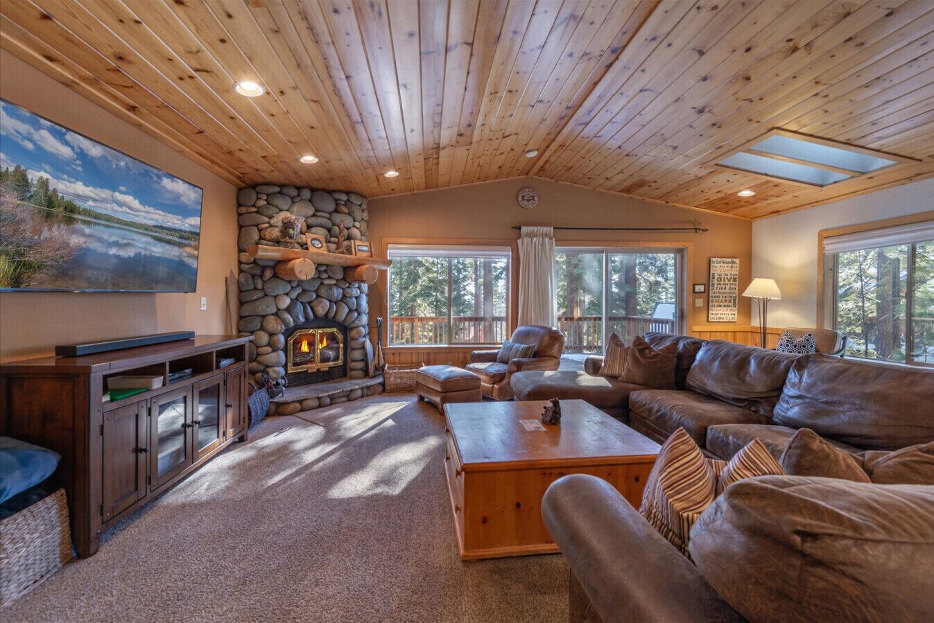 Smart TV, fireplace