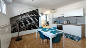 Una cocina moderna con armarios blancos, horno empotrado y un fregadero.