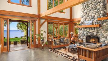 TV, fireplace, ping pong, books