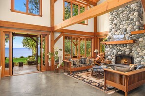 Télévision, cheminée, table de tennis de table, livres