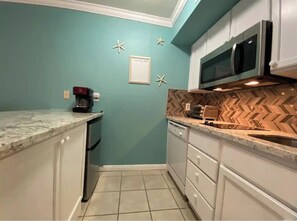 Fridge, microwave, stovetop, dishwasher - Ocean Views - Heated Pool - Hot Tub - Corner Unit - steps to beach - SS 29 (Galveston)