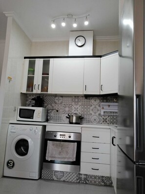 Kühlschrank, Mikrowelle, Ofen, Herdplatte