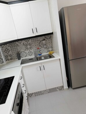 Kühlschrank, Mikrowelle, Ofen, Herdplatte