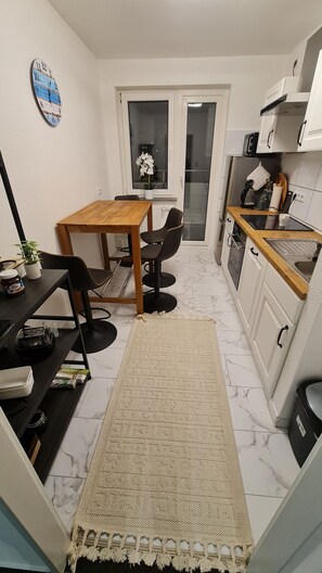 Private kitchen - DEICHLIEBE 1 - fantastic view, own garage & contactless check-in (Bremerhaven)