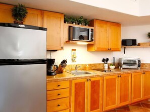 Fridge, microwave, oven, coffee/tea maker