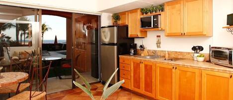 Fridge, microwave, oven, coffee/tea maker