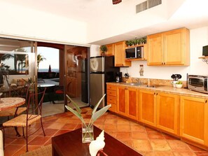 Jääkaappi, mikroaaltouuni, uuni, kahvin-/teenkeitin