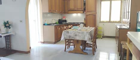 Micro-ondes, four, plaque de cuisson, cafetiĂšre/bouilloire