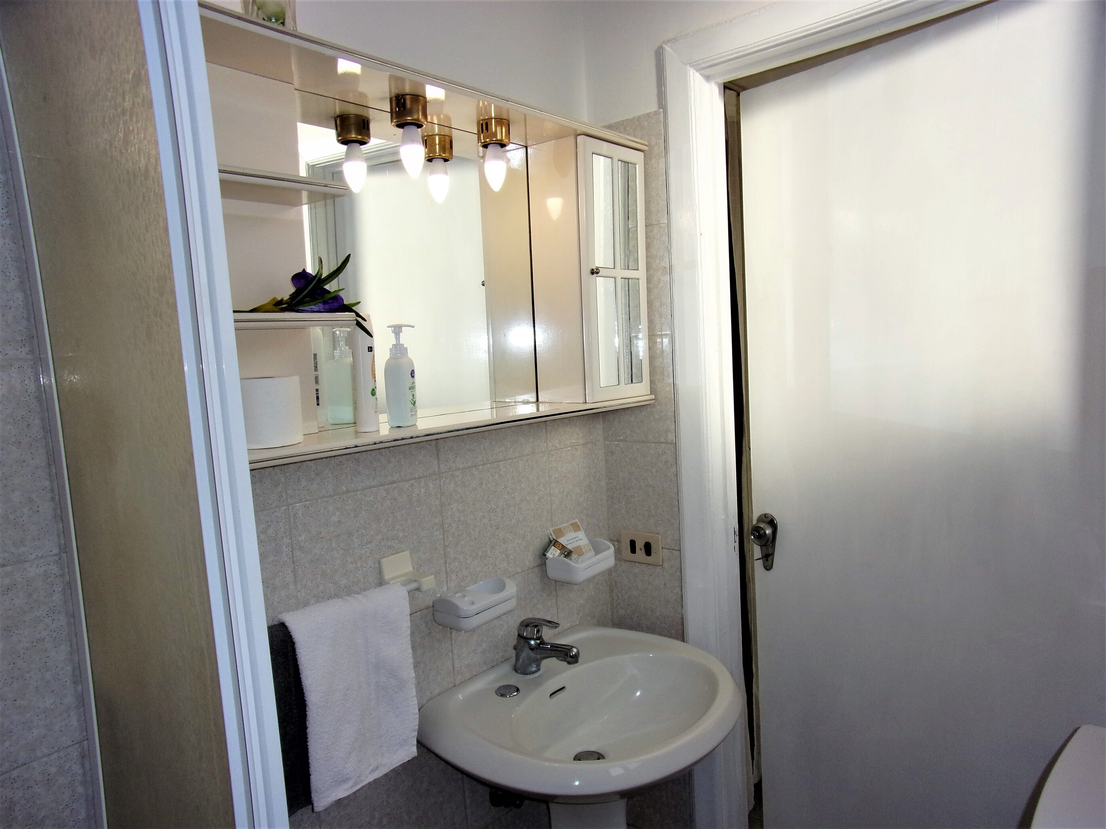 Douche, sèche-cheveux, bidet, serviettes fournies