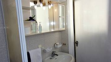 Dusche, Haartrockner, Bidet, Handtücher