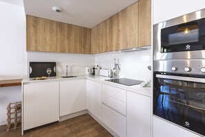 Coffee/tea maker, fridge, microwave, oven